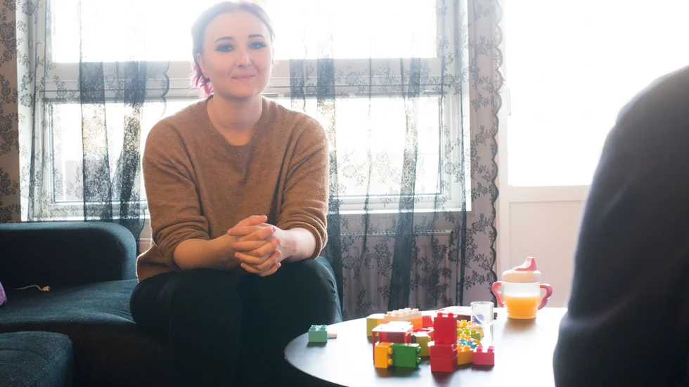 Elisa Winqvist med familj flyttade in  i de nya lägenheterna vid Lenningsväg, som tillhör Nyköpingshem. Hon trivs men tycker det var konstigt att hon blev tvungen att köpa persienner till fönstren.  