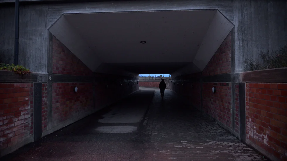 Att gå genom en mörk tunnel känns obehagligt, enligt de Gnestabor som skrivit in till kommunen. 