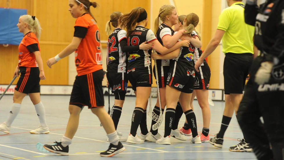 Lördagsderbyt i damtvåan slutade med en Trosa Edanö-vinst. Laget jublade efter 6-5-segern.