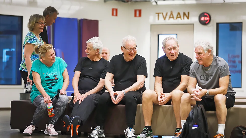 Många är på plats en bra stund inna passet drar igång. Chrisitna Widell, Erling Nordqvist, Tore Nilsen, Lars Holmén och Göran Lundberg ska på cirkelgym tillsammans och gillar upplägget i Seniorklubben.
