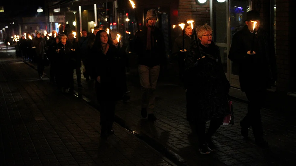 Ett par hundra personer tågade på måndagskvällen genom Norrköping för att påminna om Förintelsen och hedra dess offer.