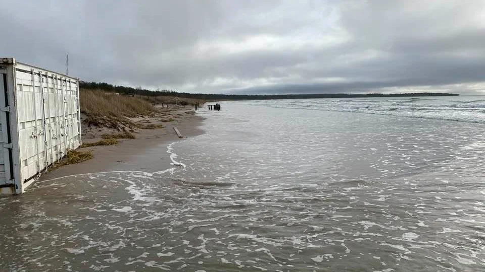 Sudersands sandstrand har spolats över av högvattnet.