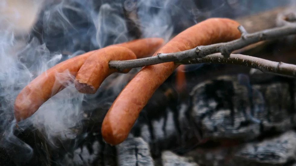 Korvgrillning ordnas för barn och unga.