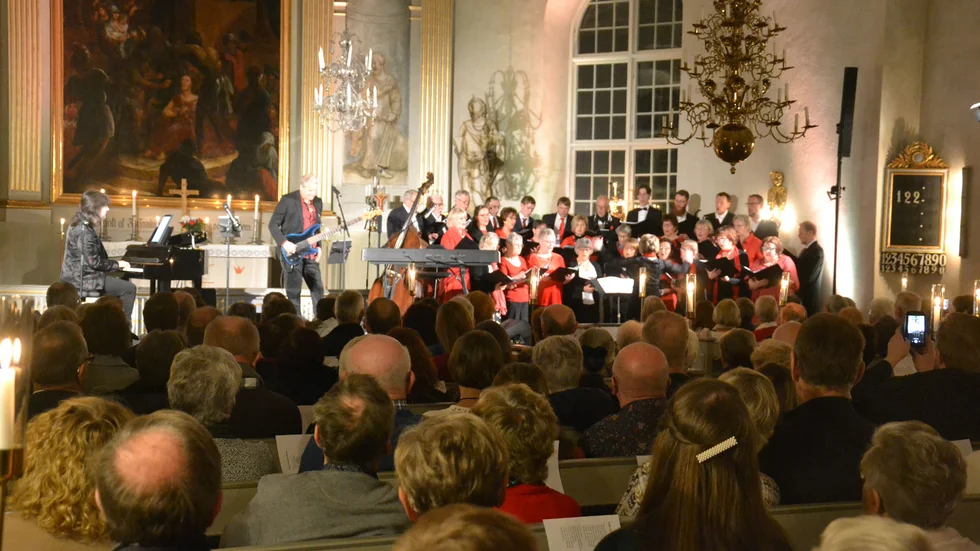 Den rikskände Robert Wells drog storpublik till Sunds kyrka.