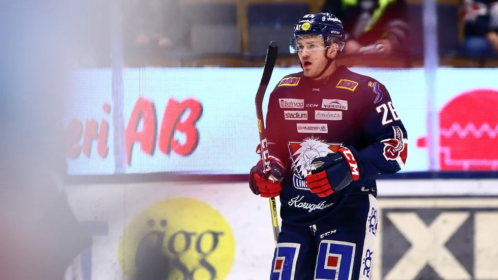 Hampus Larsson fick en fin fläskläpp och skadad tand efter den höga klubban i ansiktet från Frölundas Joel Lundqvist. 