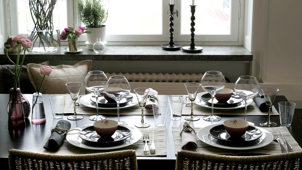 Att bjuda någon till ett dukat bord har mer än med inredning och form att göra – det handlar om gemenskap och ritualer. Synen på porslin och hur bordet dukas har förändrats stort genom tiderna.