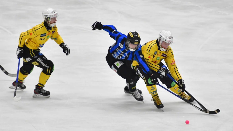 Simon Karlsson jobbar får att nå bollen i fredagens match mot gulklädda Broberg i Helsingehus Arena.