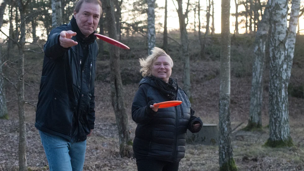Anders Magnusson, kultur- och fritidschef vid Oxelösunds kommun och Annette Ivarsson, fritidssekreterare provar den nya discgolfbanan vid Ramdalen.