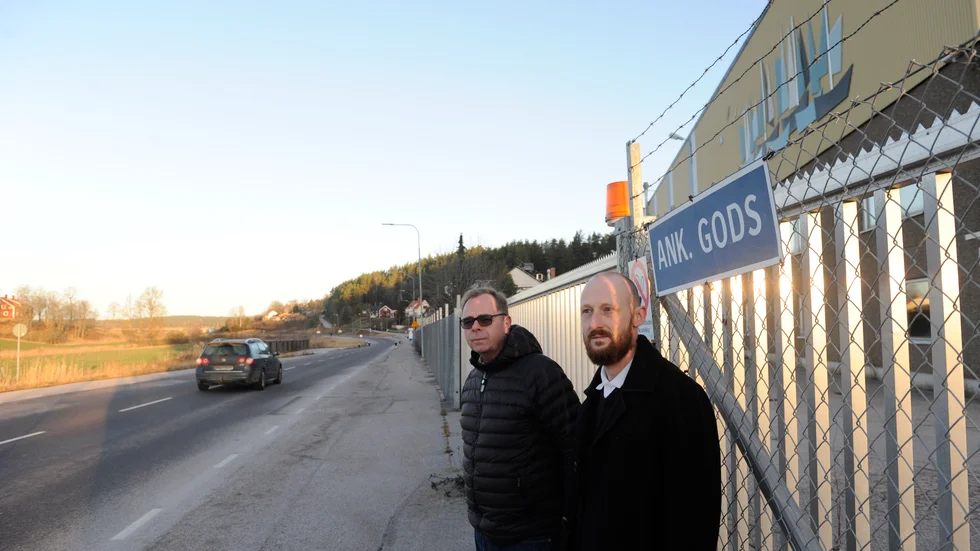 Gamleby rörs ägare Stefan Merell och Stellan Vogel, avdelningschef på Elajo, hade två anställda var som arbetade åt Akzo Nobel. Hälften av av rörfirmans montörer jobbade i fabriken.