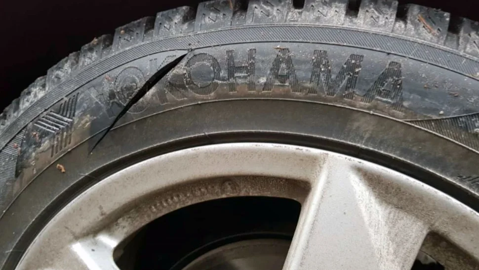Paret fick däcken uppskurna på sina bilar. Bild från polisens förundersökning.
