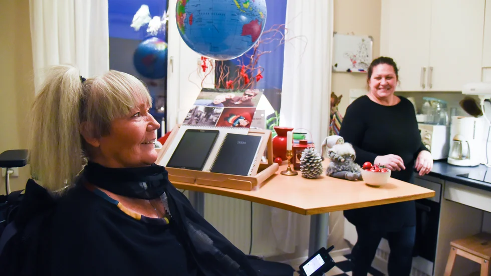 Kerstin Frosterud i sitt kök. Ivana Djordjevic fixar med maten.  