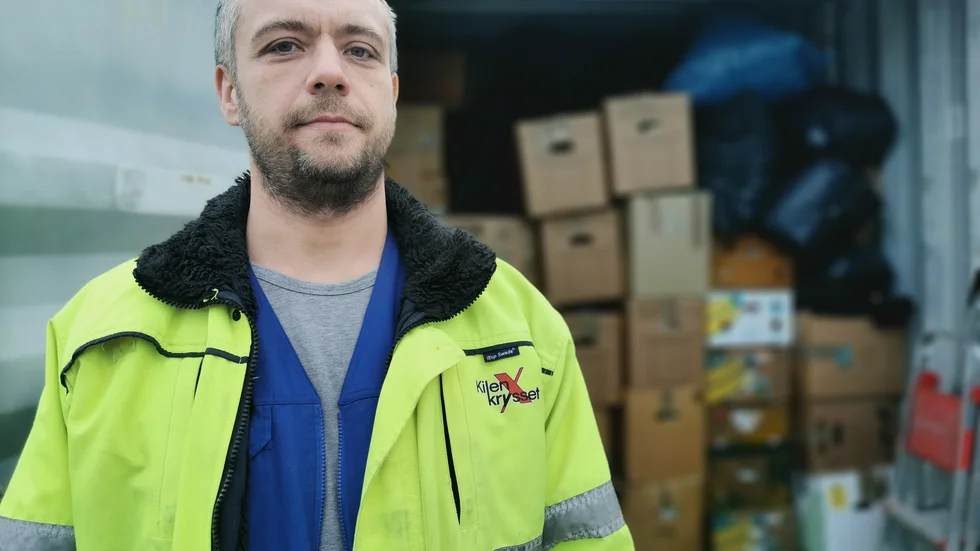 Gabriel Hammar är verksamhetschef på Öppen Hand. Här fyller han en container med kläder och vårdartiklar som ska skänkas till behövande i Vitryssland.