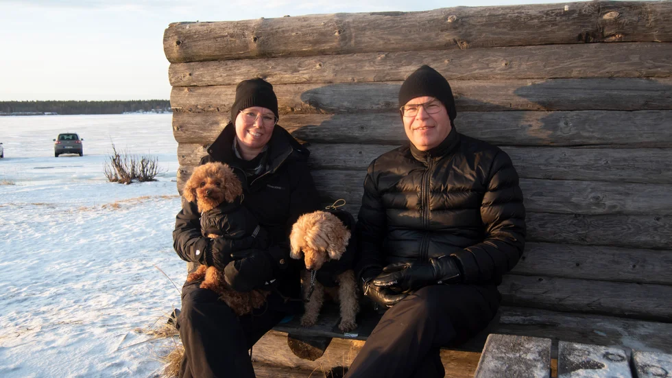 Veronica och Thomas Marklund med hundarna Lady och  Nemo njöt i solen som lyste över Gråsjälören en på söndagen.