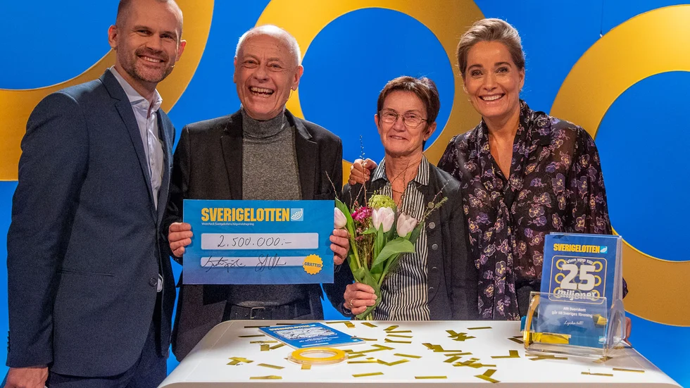 Stefan Holm, vinnaren Per-Olof Levén och hans sambo Annika Eriksson samt Agneta Sjödin i studion.