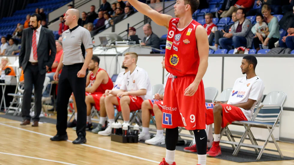 Uppsala Basket herr lade ned och ansöker nu om konkurs. Här syns Oskar Granat under fjolårets blytunga säsong i Fyrishov.