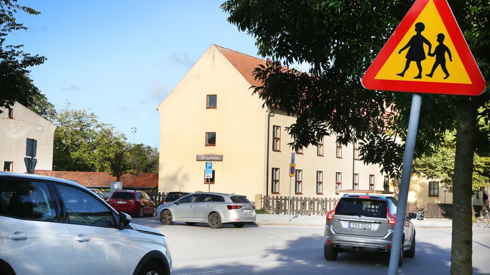 Mannen stal flera cykellysen på Solbergaskolan. 