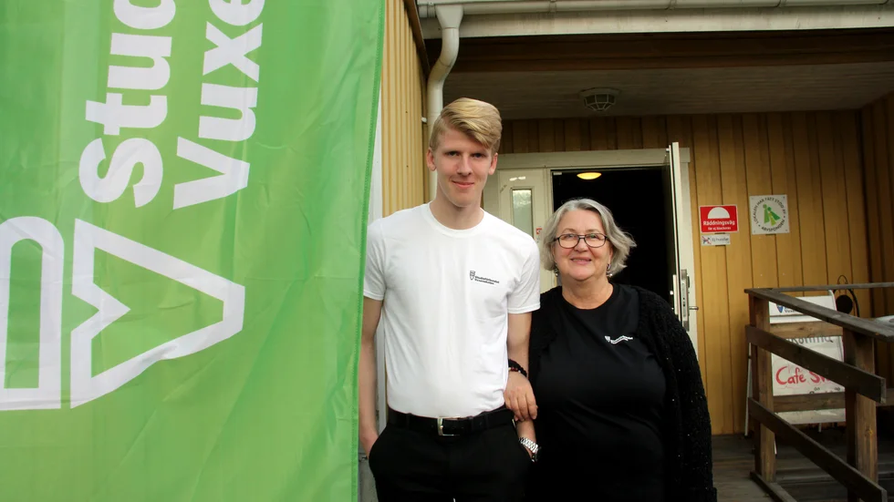 Birk Westerlund och Tuula Tuulasvuo hälsar välkomna till träffpunkt Svalan.
