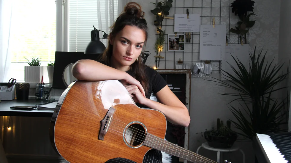 "Musiken är lite av min egen terapi", säger Kindatjejen Jenny Wall som, i en annars tuff tid, släpper en ny låt.