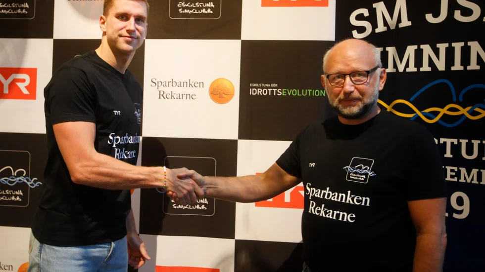 Eskilstuna simklubbs ordförande Christer Magnusson (till höger) hälsar Jonathan Kling välkommen till klubben. 