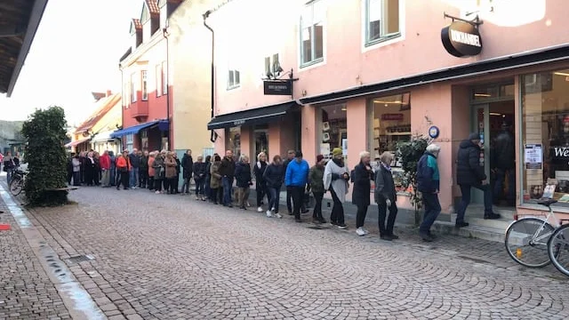 Kön ringlade längs hela Adelsgatan innan det att bokhandeln Wessman & Pettersson öppnade vid tio. 