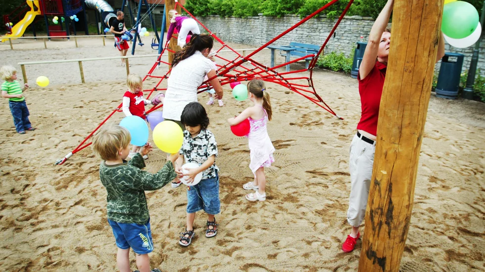 Förra året skulle äntligen lekparken på Samariten utanför lilla Coop bytas ut men kommunen valde hellre att prioritera och byta ut sin bilpark till elbilar. (Fotot föreställer inte den aktuella lekparken.)