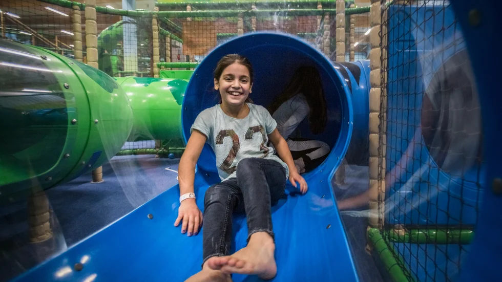 Emine och kompisen Asma är 9 år och tycker dagen är toppen. 
"Det roligaste är att hoppa studsmatta", skriker de innan de sätter av mot studsmattorna.