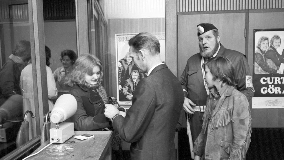 Nyårsfirande 1971. Monotones och Curt Görans står på Träffens scen. Vaktmästare Uno Eriksson och konstapel  Tore Engström håller ordning på besökarna.