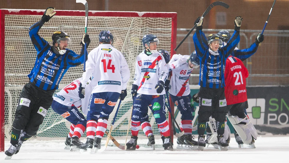 Simon Karlsson (t v) har just reducerat till 1-2 mnot Edsbyn på Studenternas.