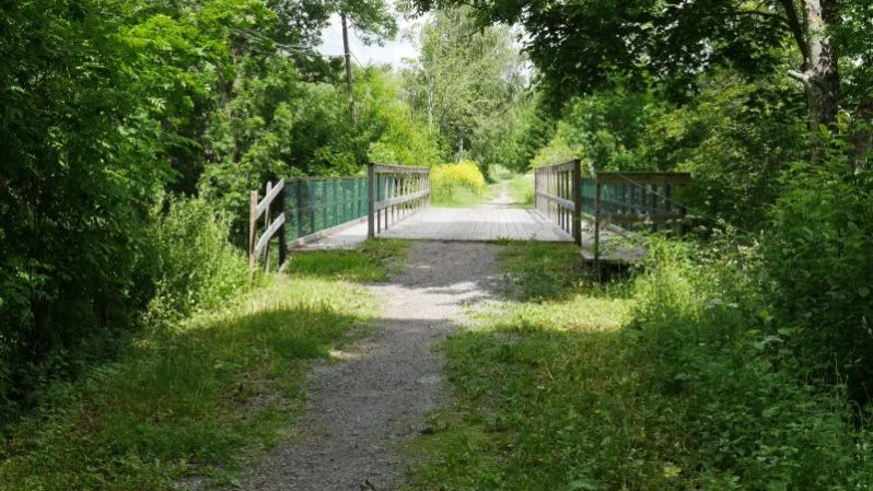 Med asfalt skulle banvallen mellan Uppsala och Örsundsbro skulle bli en utmärkt cykelväg, skriver Martin Wohlin.
