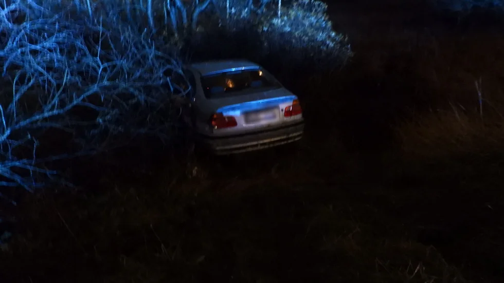 Bil körde av söderleden och hamnade i buskarna.