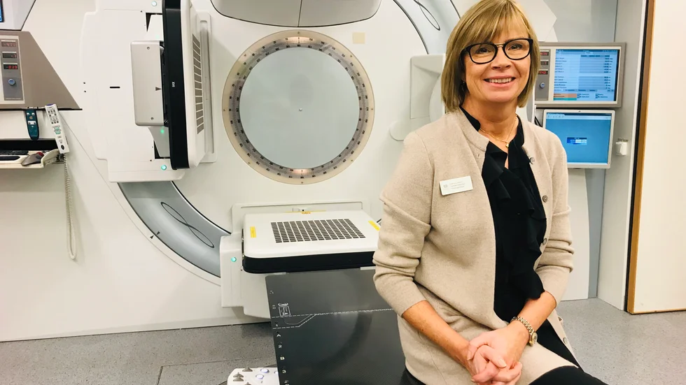 Onkologkliniken Sörmlands chef Carina Larsson är lycklig. Hösten 2021 tas en tredje strålmaskin i bruk och kliniken kan bättre möta upp det allt hårdare trycket av patienter inom cancervården i länet.