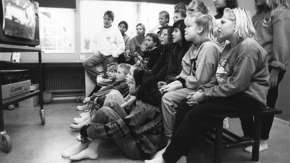 För 30 år sedan kunde det se ut så här när skolelever tittade på tv i klassrummet. 