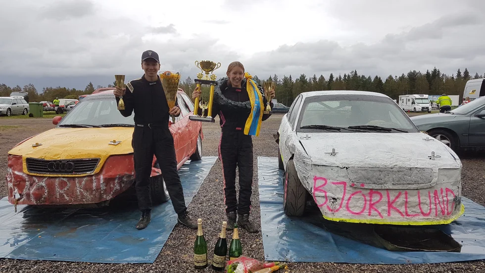 Alexander och Victoria Björklund från Motala lyckades båda bra i Laxås deltävling av Venacupen. Här med pokaler i depån.