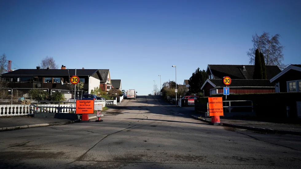 "Området avstängt". Vid Marinvägen i Östhammar pågår en marksanering.