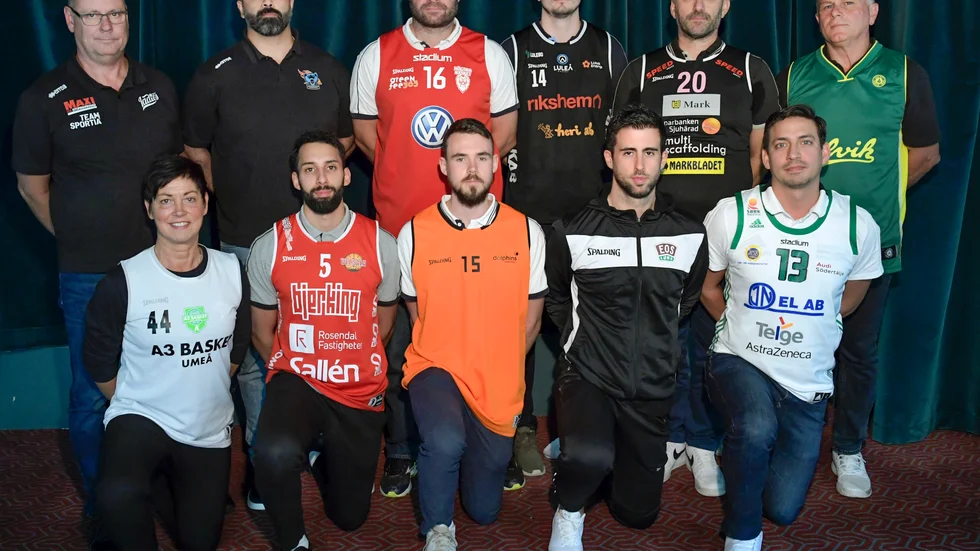 Coacher Svenska Basketligan dam. Övre raden från vänster: Eivind Möstl, Visby Ladies, Francisco Pinto, Wetterbygden Sparks, Jonas Fredrikson, Hösbo basket, Robin Sandberg, Luleå basket, Pascal Leras, Mark basket, Fotios Ioannidis, Alvik basket. Nedre raden från vänster: Lotta Enjebo, klubbdirektör A3 basket, Mady Mahdy, Uppsala basket, Kevin Taylor Lundgren, Norrköping Dolphins, Xavier Hernández Bofill, IK EOS och Viktor Bengtsson, Telge basket. 