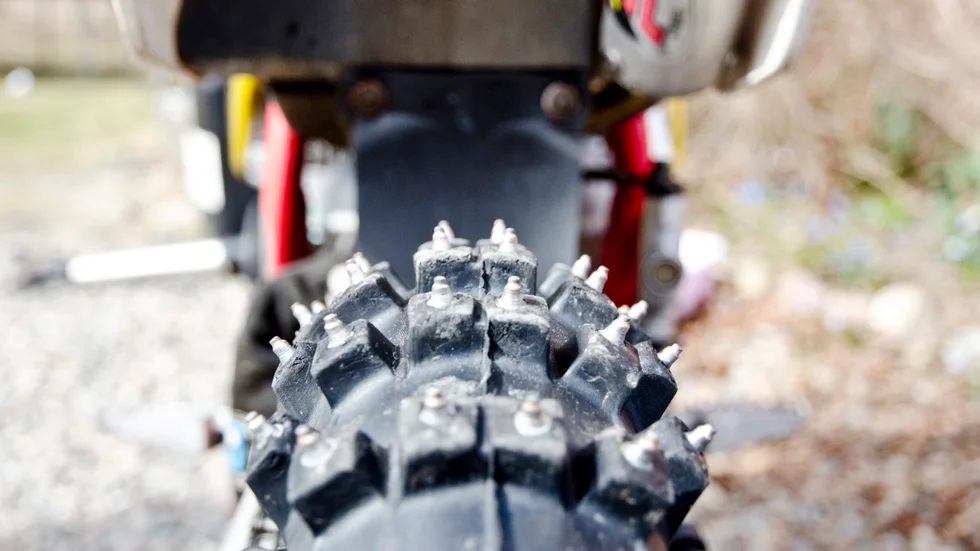 Under helgen upptcäktes ett inbrott i ett förråd utanför Strängnäs där utrustning för enduro och motocross förvarades.