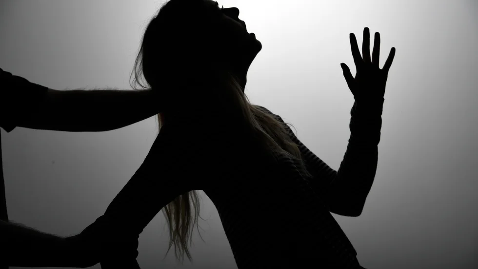 Enligt den minderåriga flickan ska mannen i 30-årsåldern ha hållit tagit ett stadigt tag om hennes nacke när han våldfört sig på henne i mannens bil.
