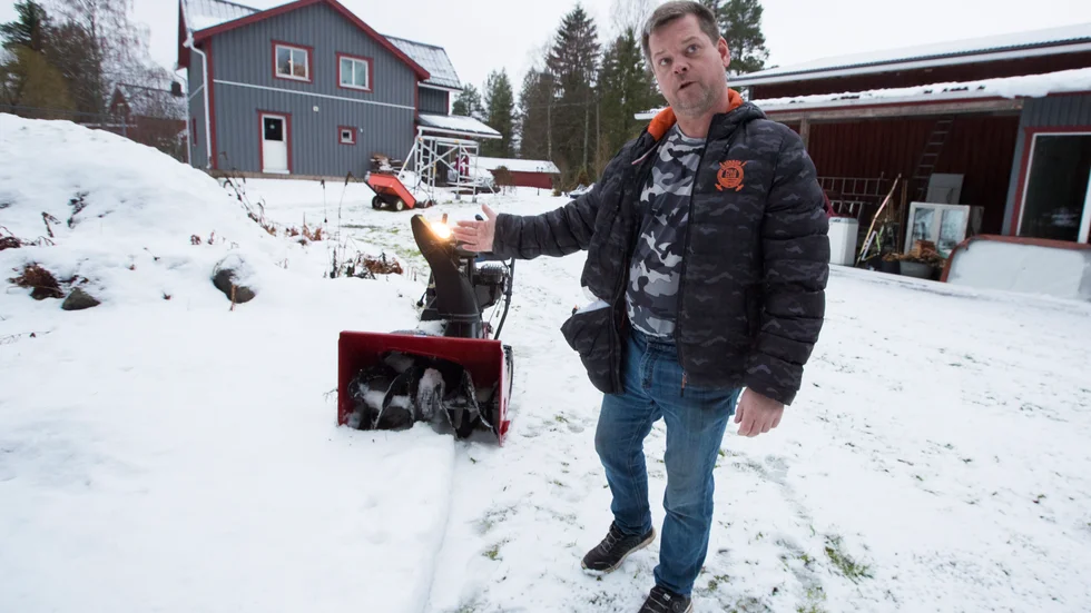 När Stefan Arvidsson kom in i huset upptäckte han att hans mobiltelefon var borta. Han började sedan leta på den plats där han startat snöslungan.
