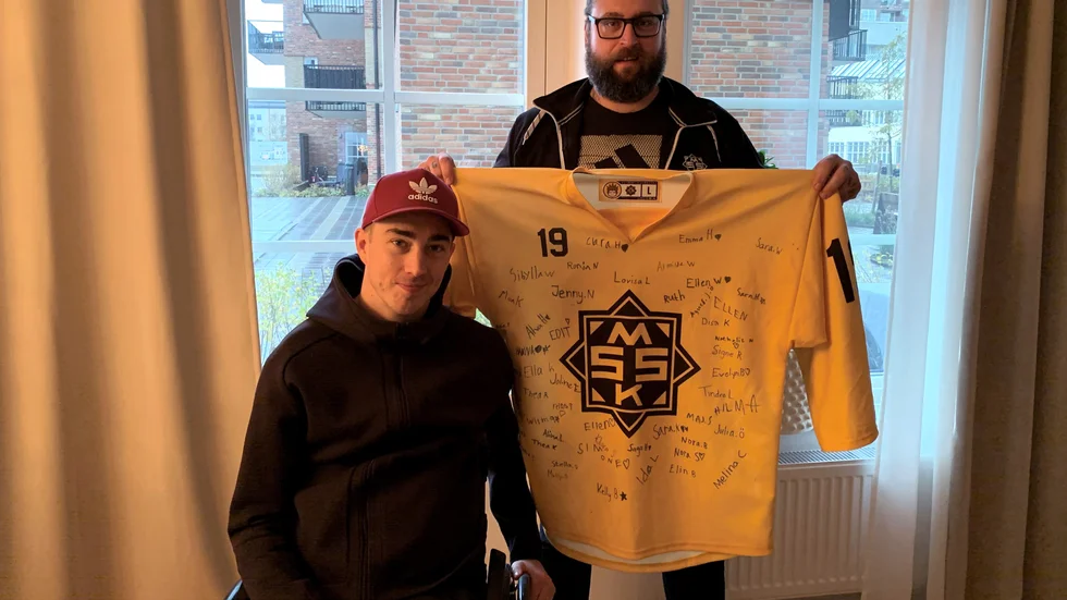 Björn Larsson tillsammans med Tobias Forsberg vid utdelningen av MSSK-tröjan.