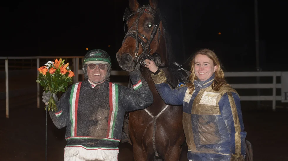 Igår vann Mikael Selins stall dubbelt med överraskningarna Winnie Blackfire och Speed Marke. Här kusken Roger Pettersson och Christel Berntsson med Speed Marke.