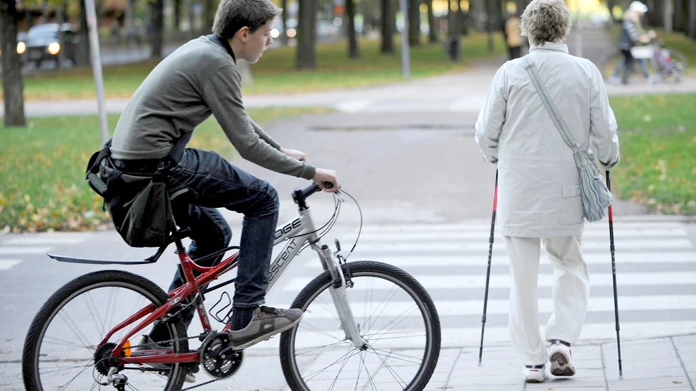 Cyklister som kör på trottoarer och bryter mot andra trafikregler upprör andra trafikanter, menar Centerpartiet, som vill ha se en offensiv informationskampanj. Bilden är tagen i ett annat sammanhang.
