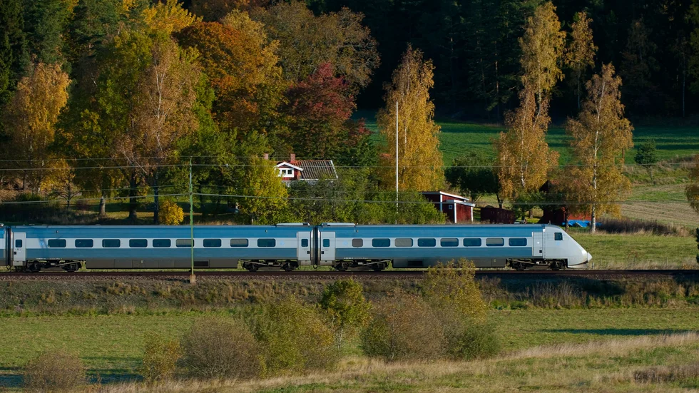 En sammanlänkad höghastighetsbana kommer att ge stora vinningar till svensk tillväxt för lång tid framöver menar debattörerna.