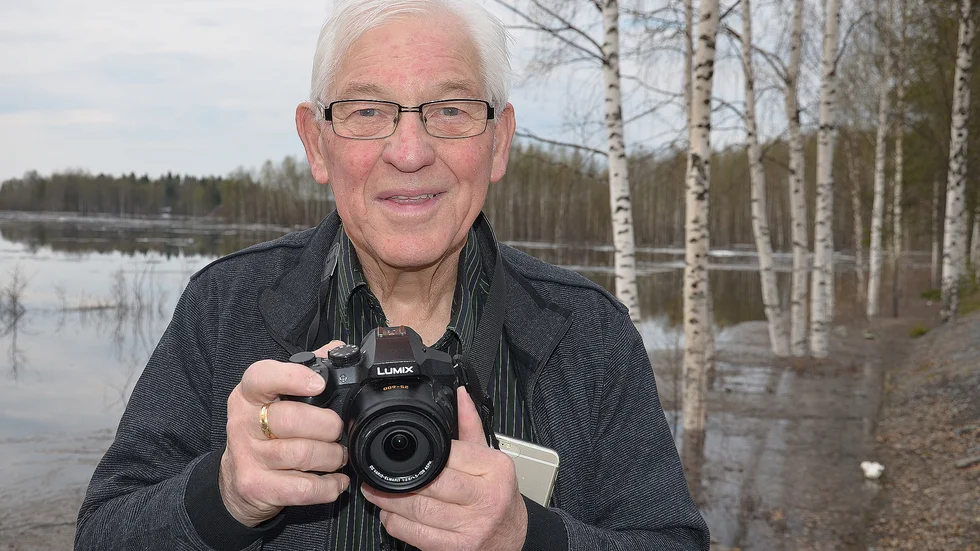 Carl-Lennart "CL" Persson med sin följeslagare kameran.