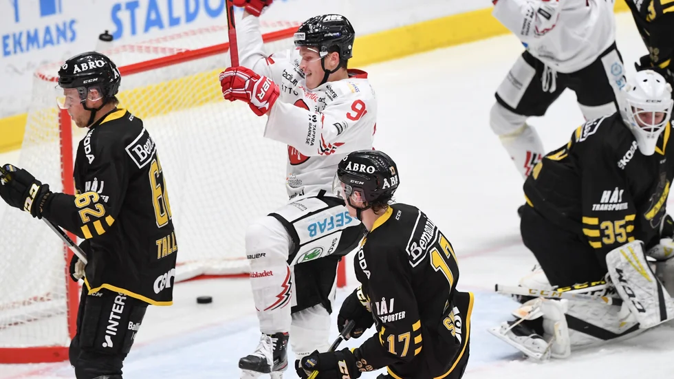 Vita Hästens Linus Andersson jublar efter att av målen mot AIK.