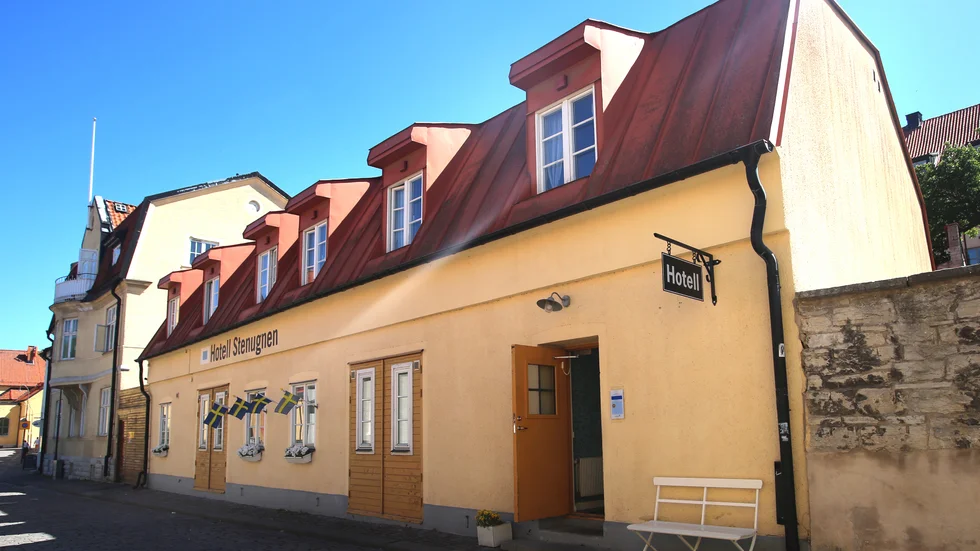 Hotellfastigheten och även byggnaden till vänster om hotellet i bild är nu till salu. 