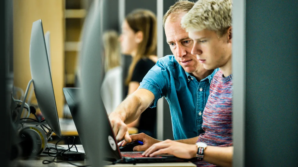 "Det bästa är att få arbeta med studenter som vill utvecklas och ställer höga krav." säger Tobias Trofast. 