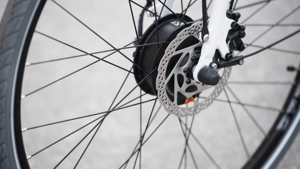 Mannen ska bland annat ha kastat en cykel på kvinnan. Genrebild. 