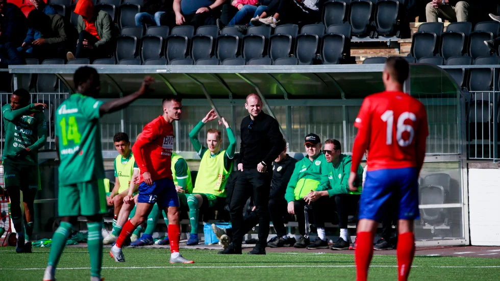 Tränaren i Bodens BK Tomas Eriksson blir kvar i Bodens BK trots degraderingen till division 2.