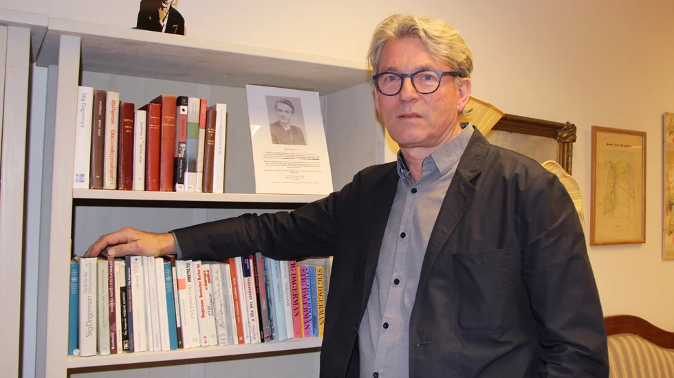 Urban Forsgren i "Dagermanrummet" i Skutskärs bibliotek.