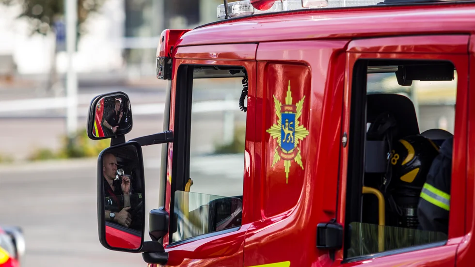 Brandkåren släckte en brinnande bil på E4.